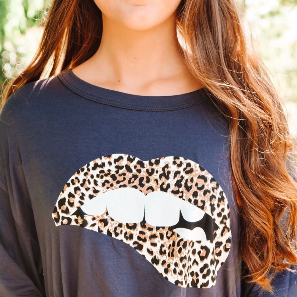 Animal print lips graphic tee